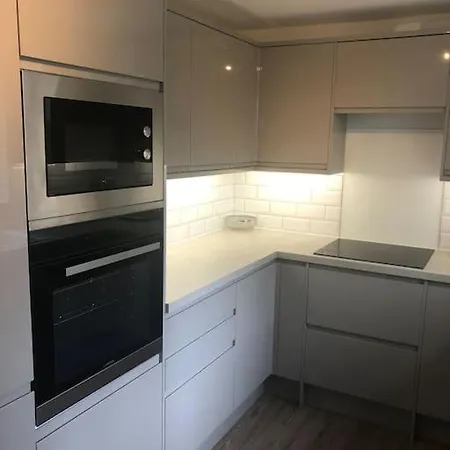 Gardenside, Free Private Parking Included, Appartement *