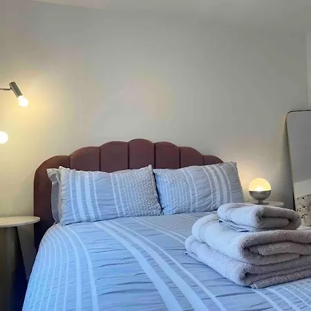 Gardenside, Free Private Parking Included, Apartment *