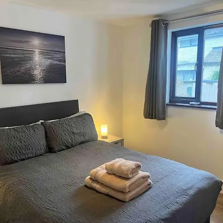 Gardenside, Free Private Parking Included,