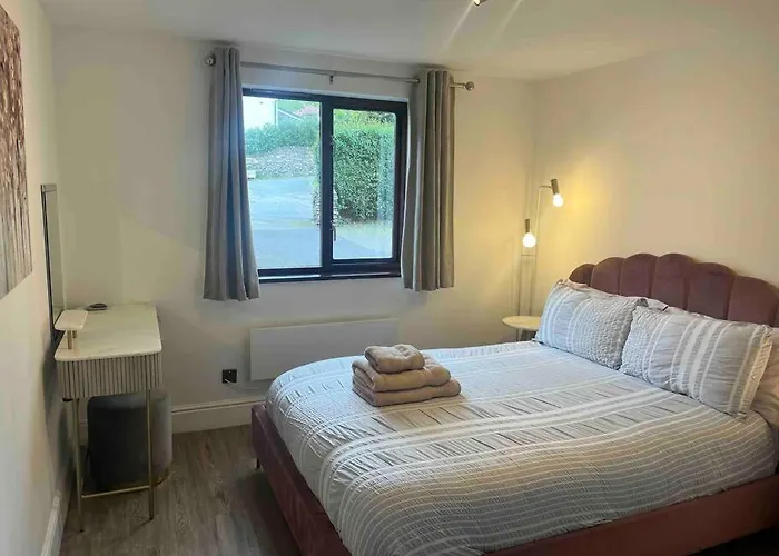 Gardenside, Free Private Parking Included, 公寓 *