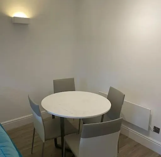 Gardenside, Free Private Parking Included,