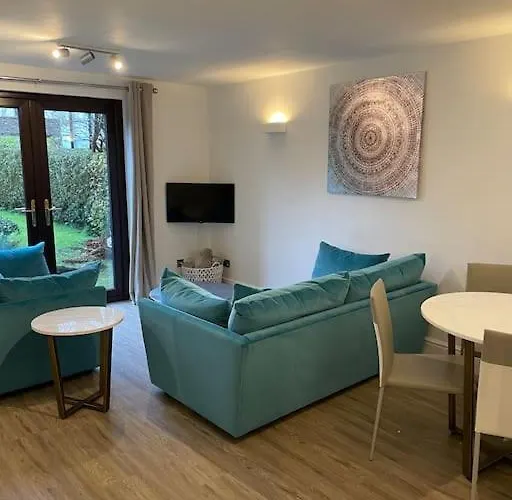 Gardenside, Free Private Parking Included, 公寓 *