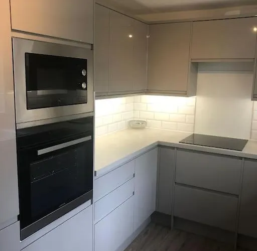 Gardenside, Free Private Parking Included, 公寓 *