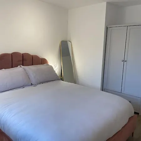 Apartmán Gardenside, Free Private Parking Included, *