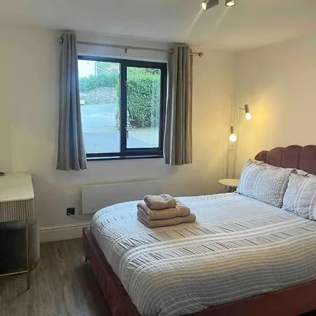 Gardenside, Free Private Parking Included, Apartmán *