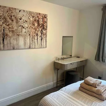 Gardenside, Free Private Parking Included,