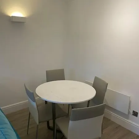 Gardenside, Free Private Parking Included,