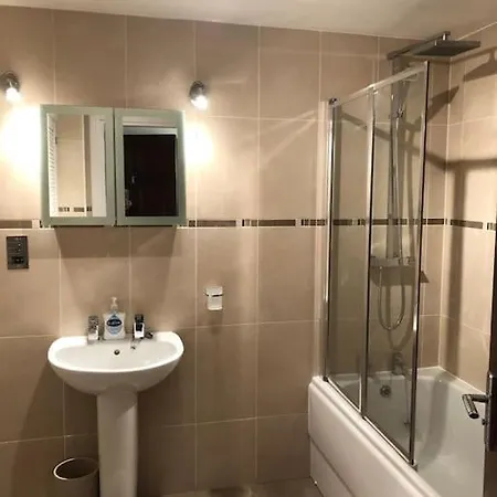 Gardenside, Free Private Parking Included, Apartmán *