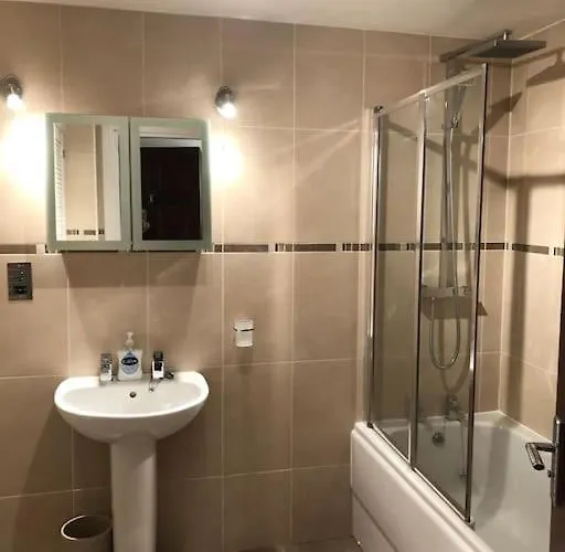 Gardenside, Free Private Parking Included, דירה *